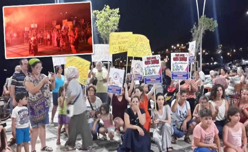 Foça'da esnaf ve vatandaş 'gece pazarı' için yürüdü!